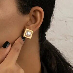 NEW Bexley Classic Gold Plated Pearl Square Stud Earrings